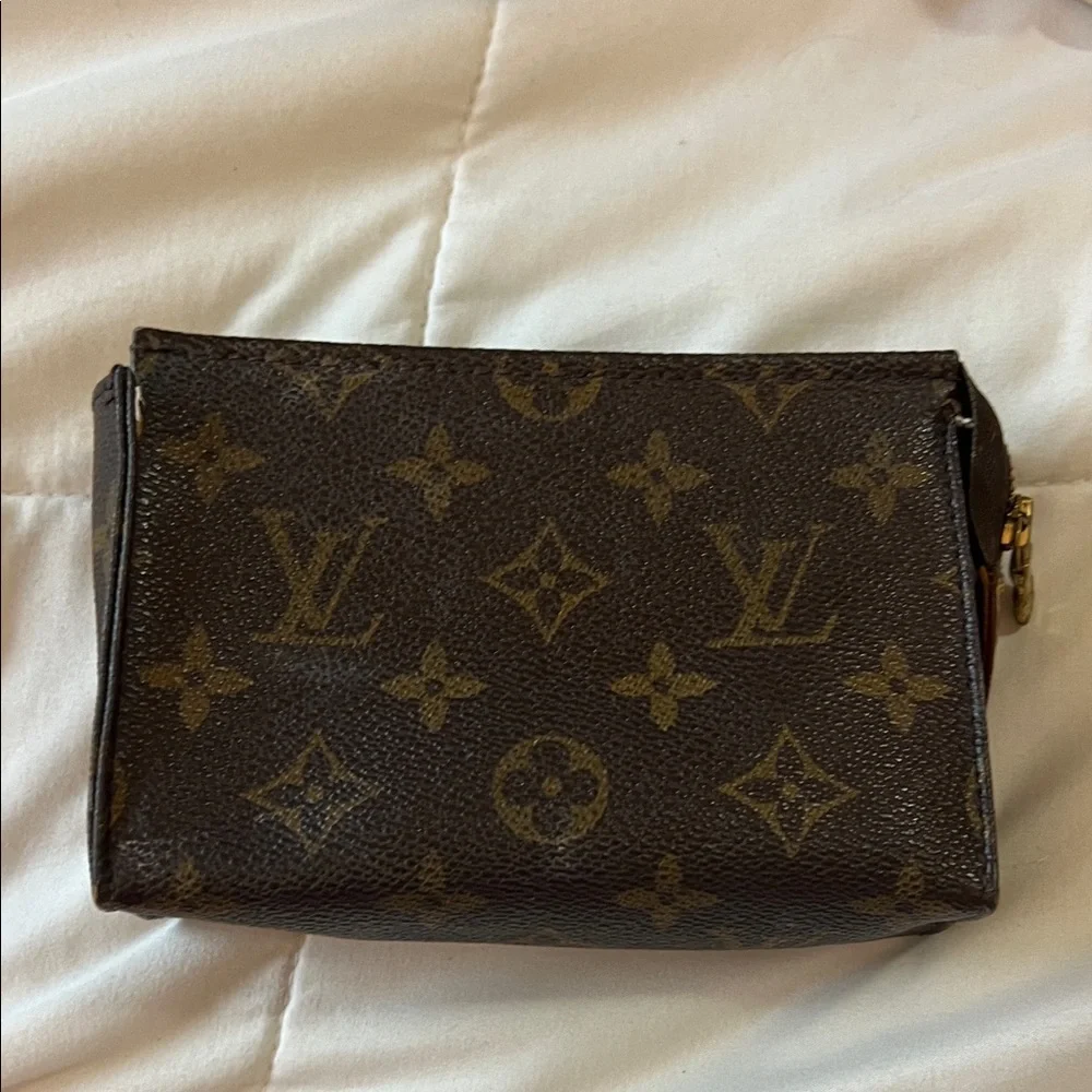 Authentic Louis Vuitton Monogram Canvas Pouch - Picture 3 of 12